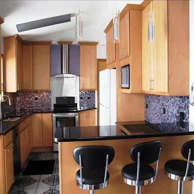 목재 캐비닛이있는 검은 석영 조리대